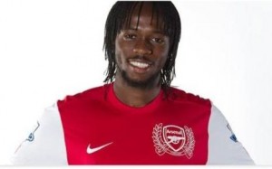 gervinho-avec-son-nouveau-maillot-d-arsenal-sur-le-site-internet-du-club-londonien