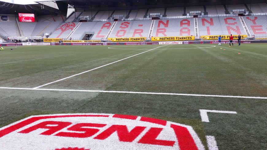 Derniers instants pour la pelouse pour le match Nancy - OM